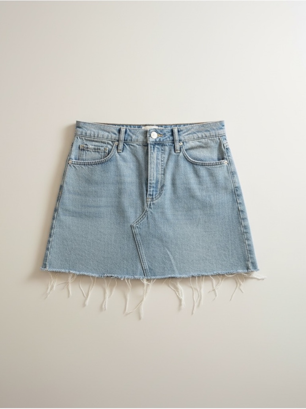 FRAME Denim Mini Skirt – Light Wash ✨